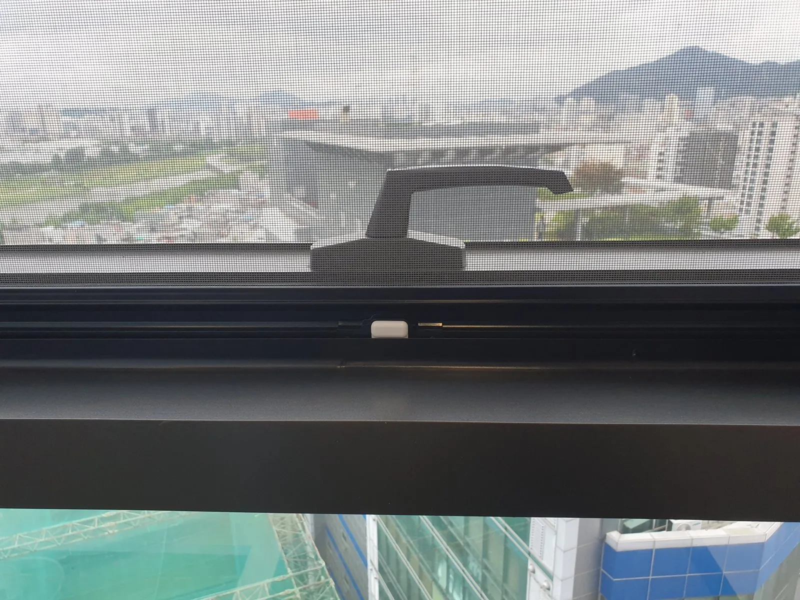 성수동 지식산업센터 롤방충망 시공 사진