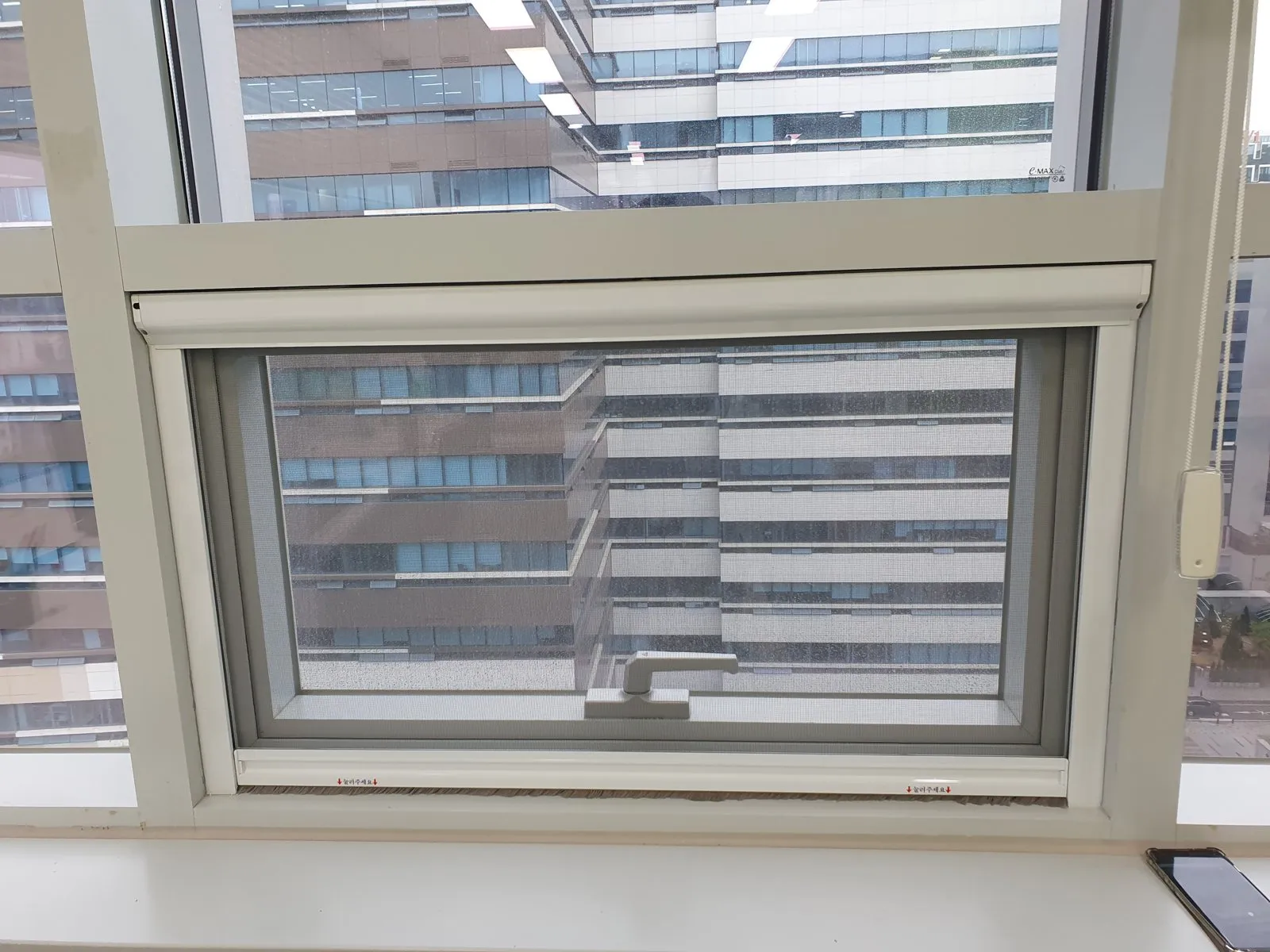 문정동 지식산업센터 롤방충망 시공 사진 2