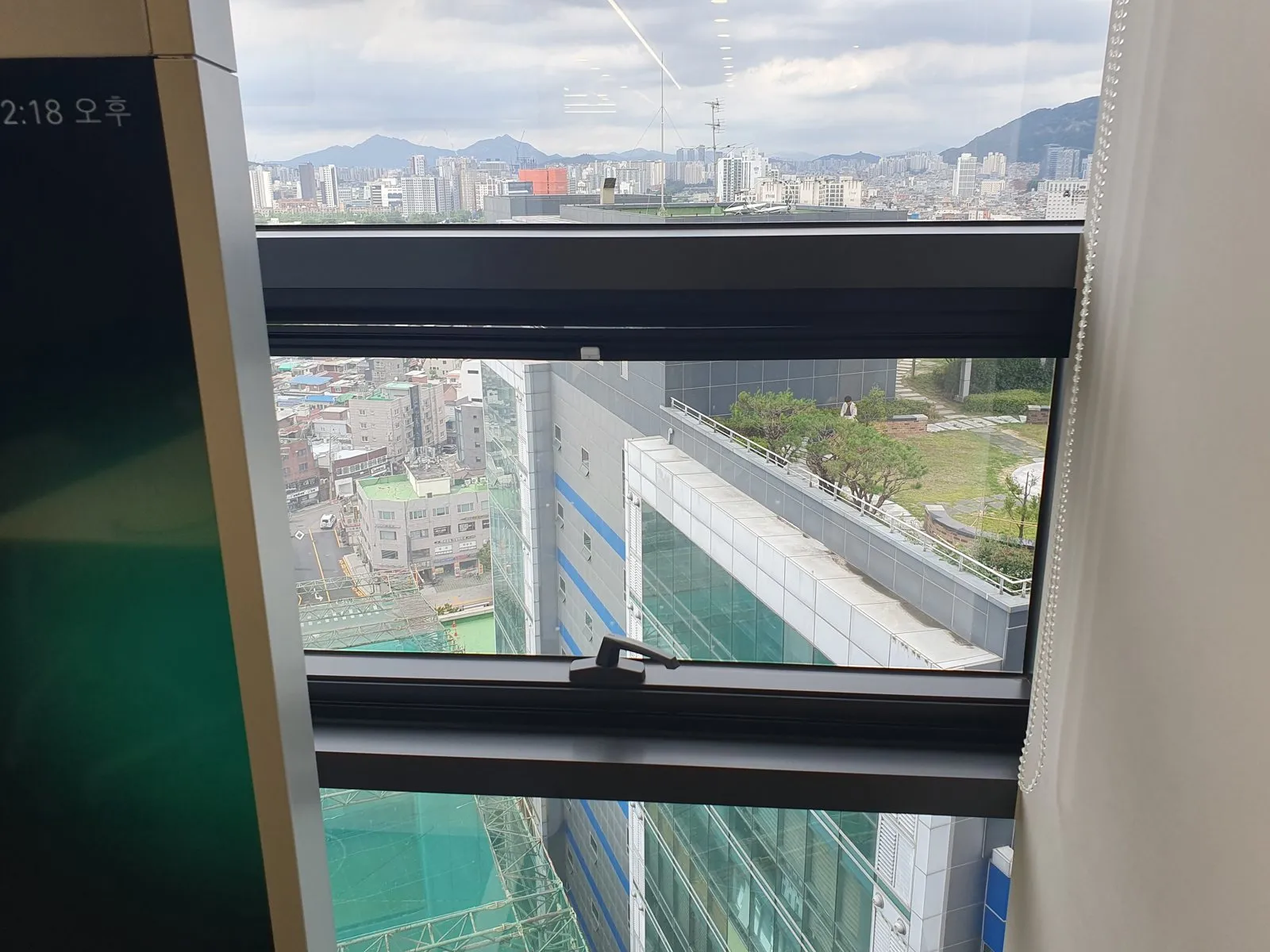 성수동 지식산업센터 롤방충망 시공 사진 4