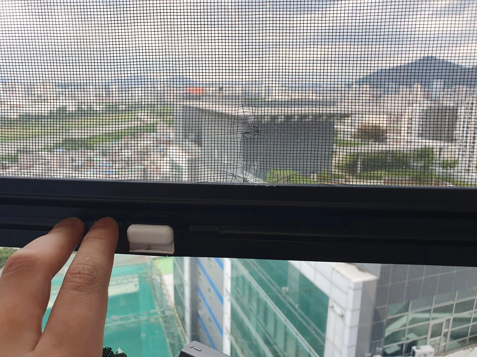 성수동 지식산업센터 롤방충망 시공 사진 5