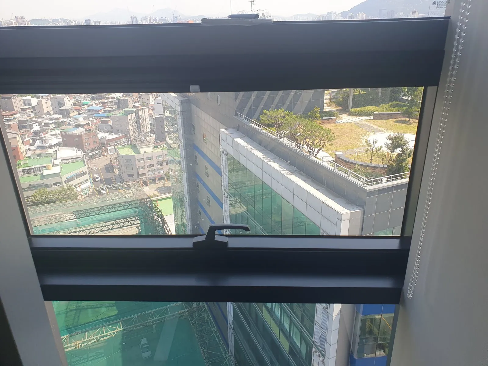성수동 지식산업센터 롤방충망 시공 사진 6