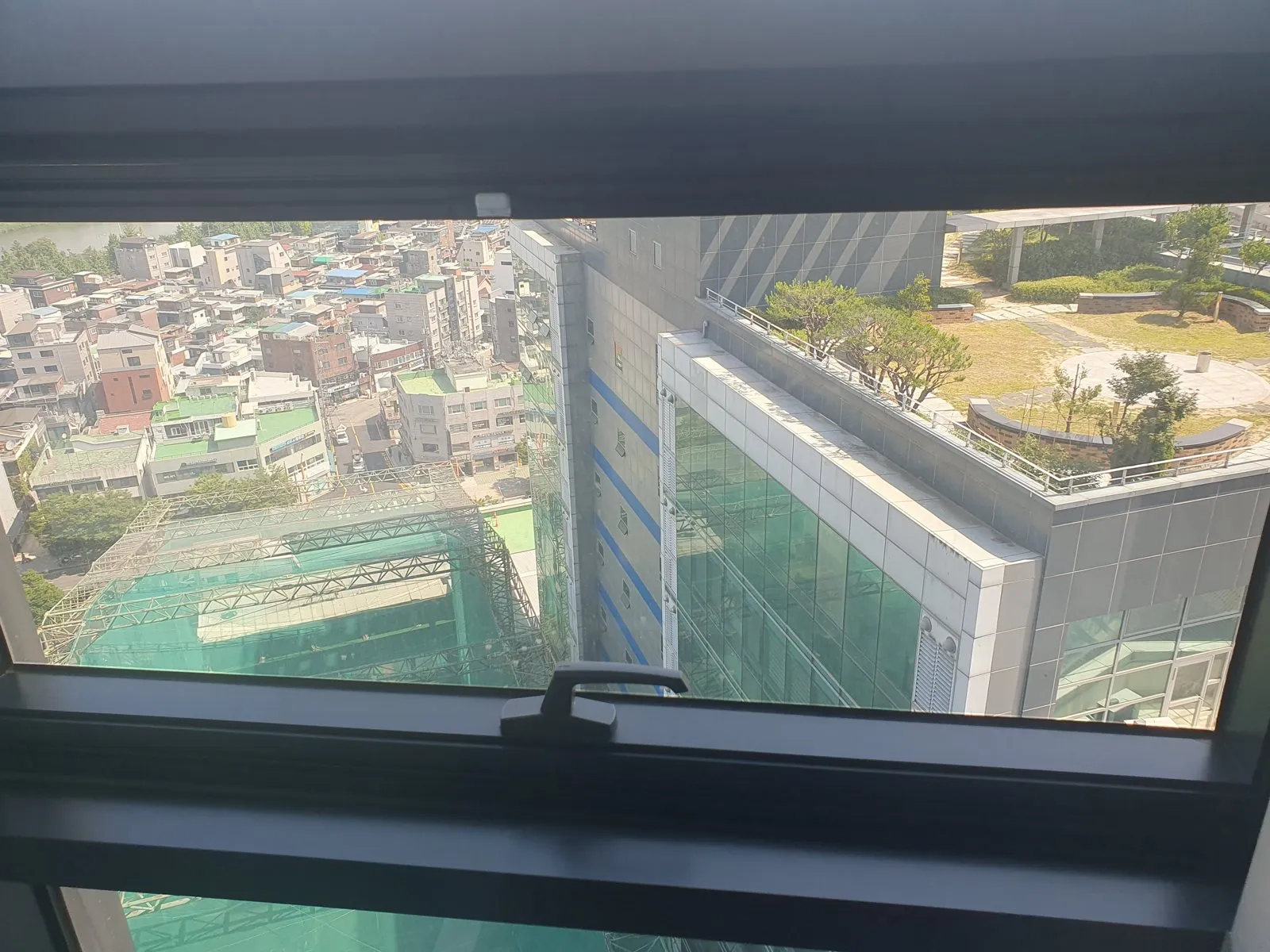 성수동 지식산업센터 롤방충망 시공 사진 7