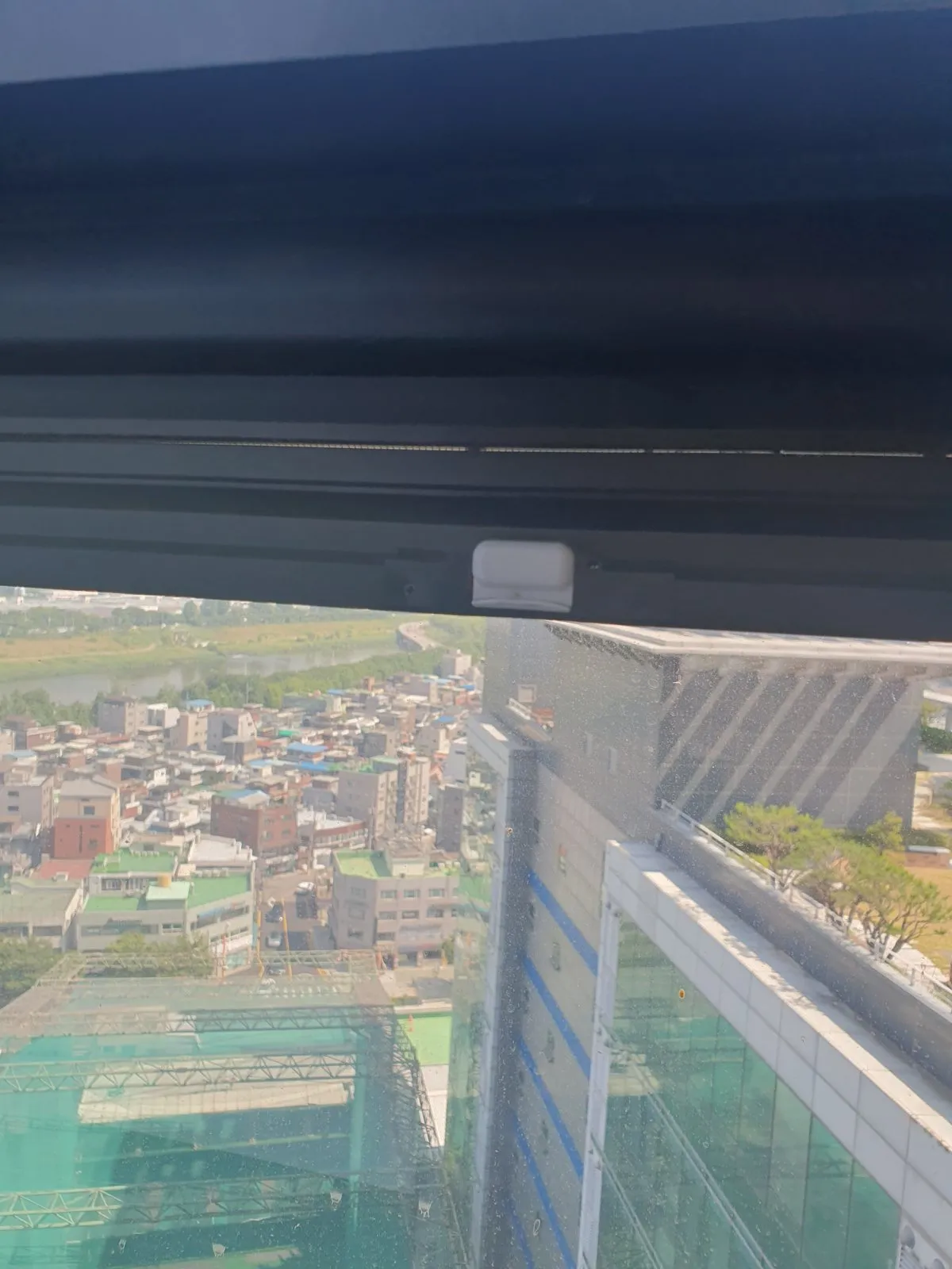 성수동 지식산업센터 롤방충망 시공 사진 8