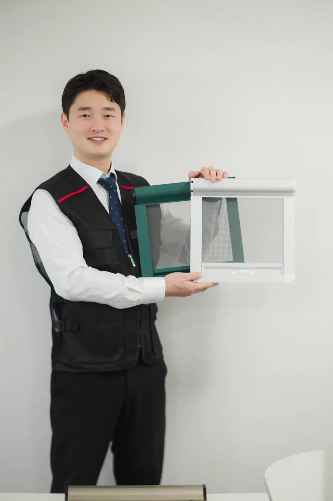 방충망 샘플을 들고 있는 서울방충망 대표